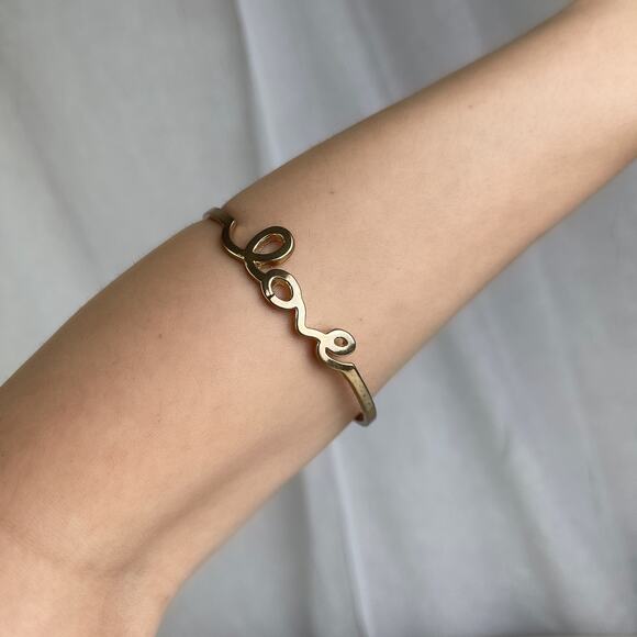 💕 NWOT Gold Tone LOVE Cursive Bangle Bracelet Size OS One Size - Picture 10 of 16